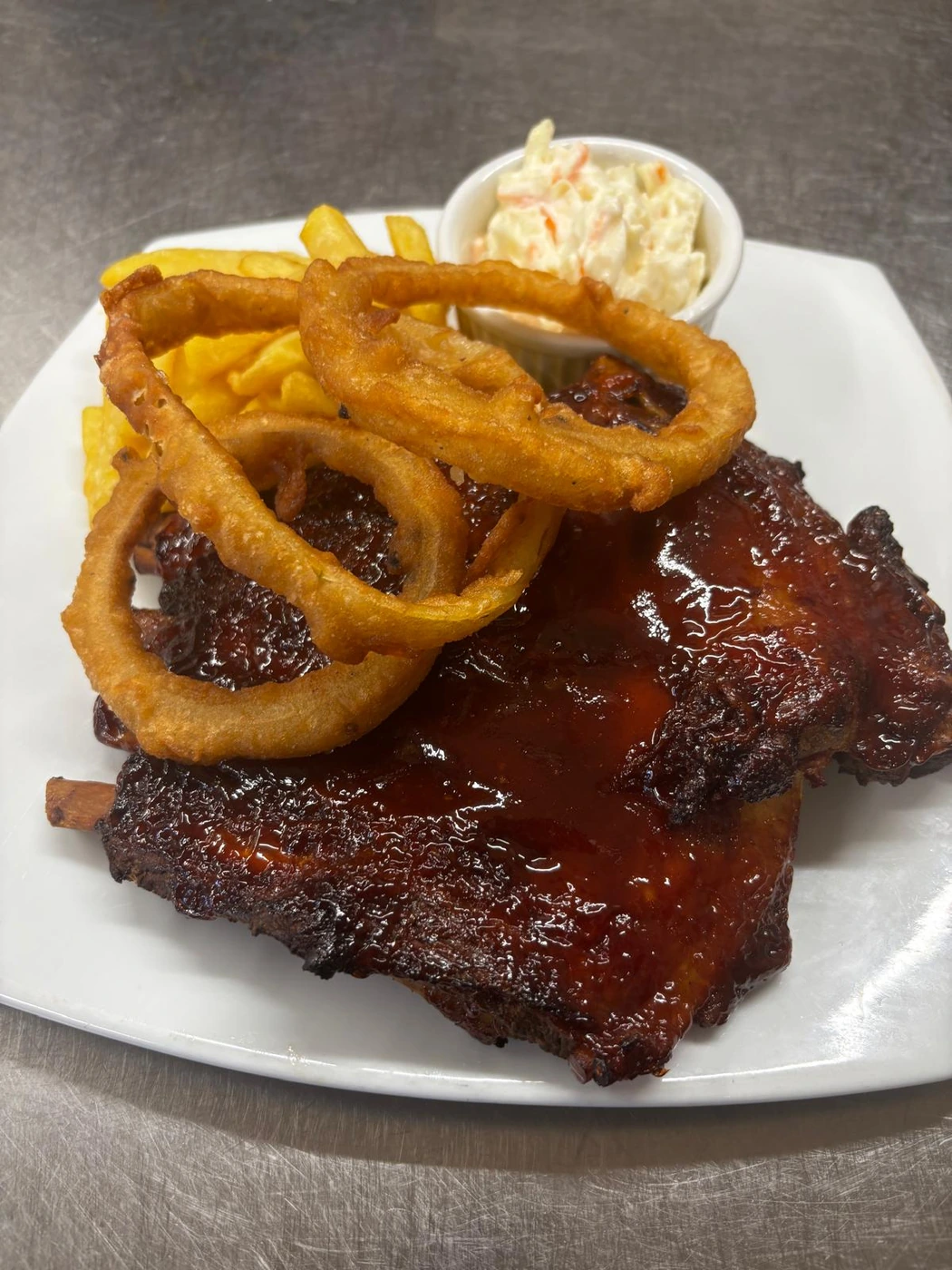 Ribs with chips and onion rings